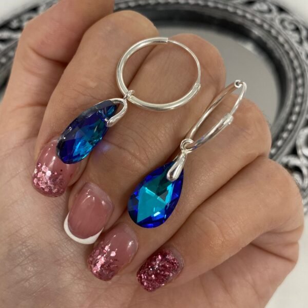 a argollas clasicas 1.5cm con dije cr gota azul